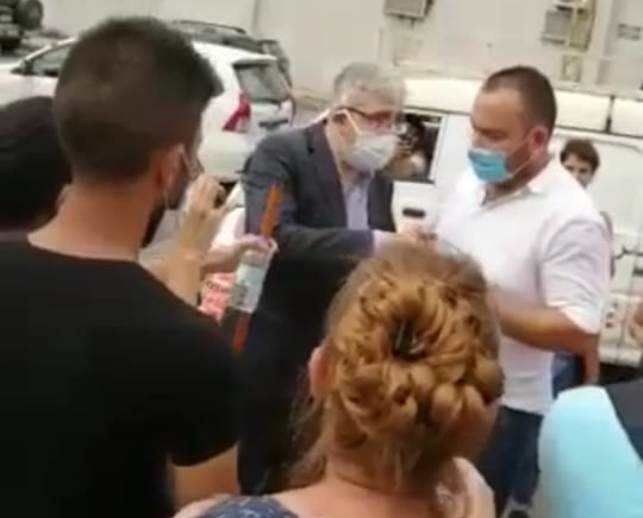 بالفيديو .. المحتجون يطردون وزير التربية