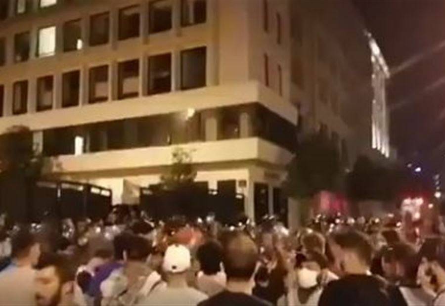 بالفيديو .. مواجهات بين المحتجّين والقوى الأمنية أمام مجلس النواب
