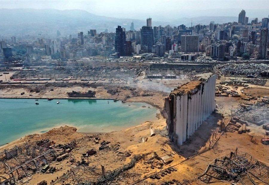 إنتشال جثة من تحت أنقاض الإهراءات داخل المرفأ