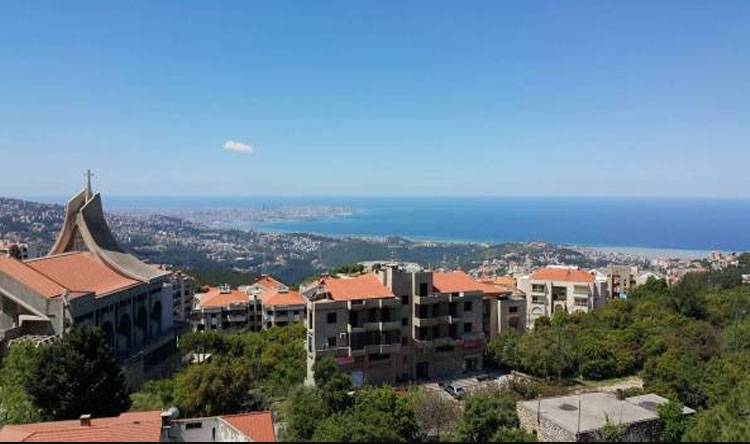 جريح باصطدام سيارة بالحاجز الإسمنتي على طريق عام بلونة