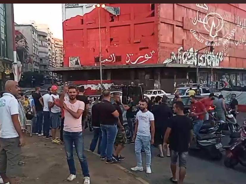تجمع في طرابلس احتجاجاً على الأوضاع الاقتصادية ومسيرة إلى مسجد السلام