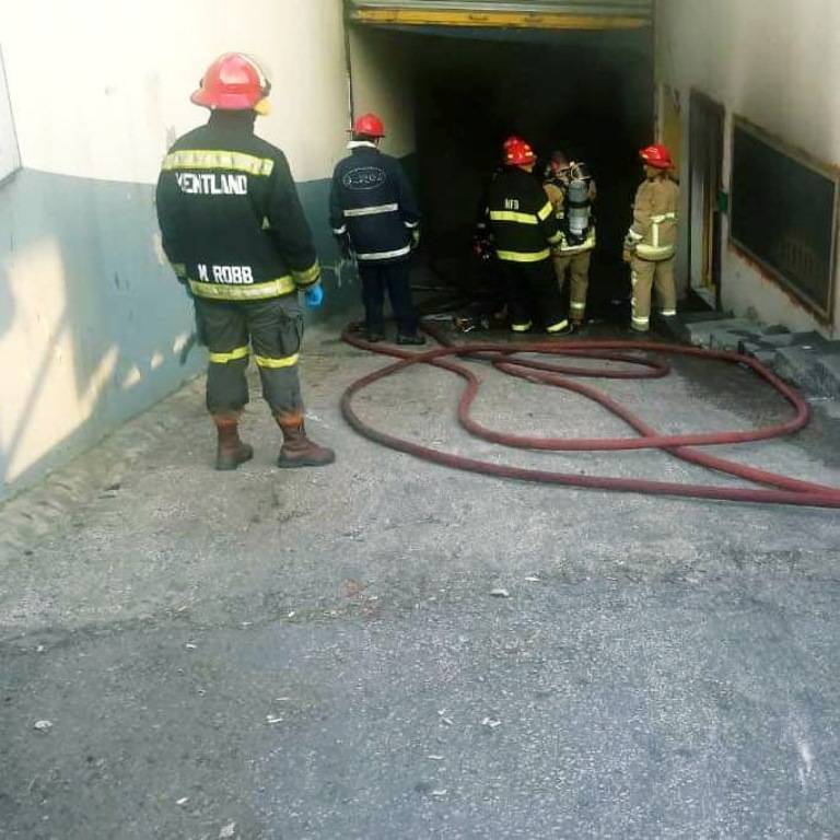 إخماد حريق في مستودع للمواد الغذائية في أدونيس