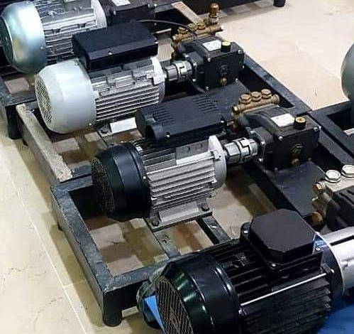 يسرق مضخات المياه وبطاريات السيارات لـ