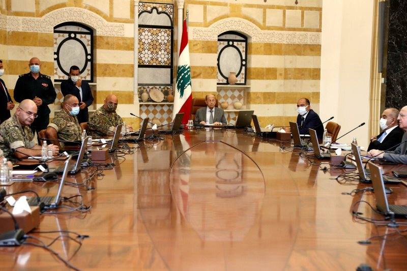 عون يستعرض مع قائد الجيش وعدد من الضباط الوضع الراهن لمرفأ بيروت
