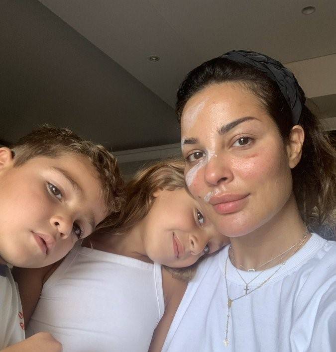 نادين نجيم مع ولديها في أوّل ظهور لها بعد خروجها من المستشفى