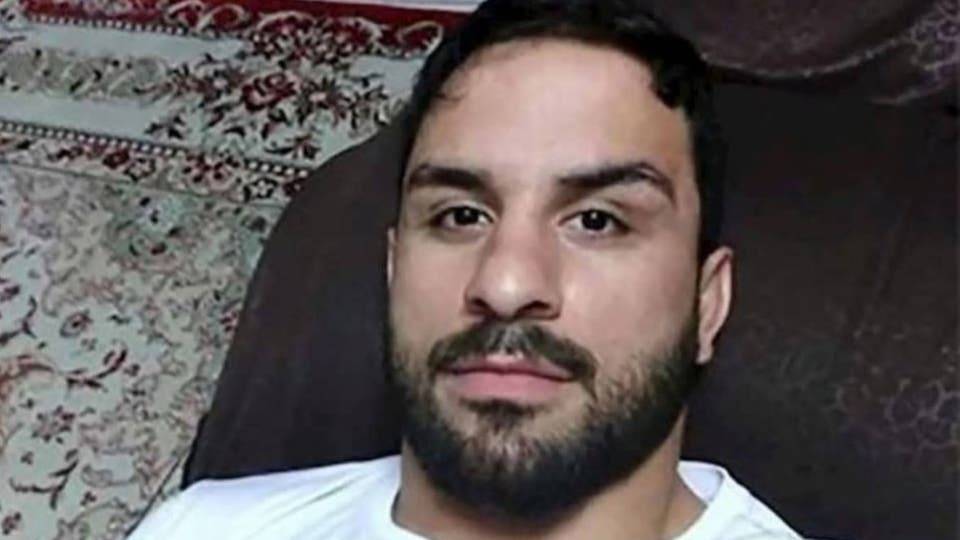 مصارع إيران..دفن على عجل وحرم من آخر زيارة لأهله