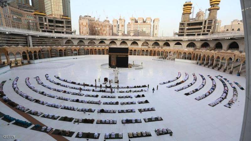 السعودية تسمح بأداء العمرة والزيارة.. تدريجيًا