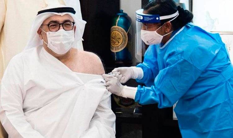 الإمارات.. وزير الصحة يتلقى الجرعة الأولى من لقاح 