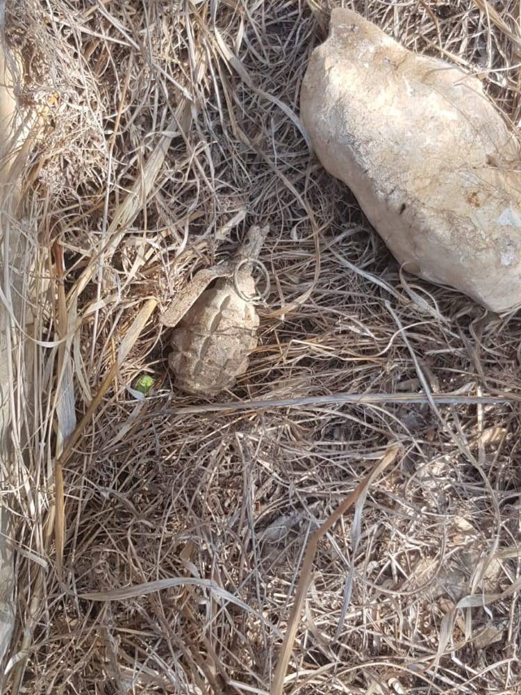 العثور على قنبلة يدوية في الخيام