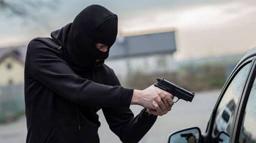 مسلحون يسلبون محامية سيارتها وهاتفها ومبلغاً من المال