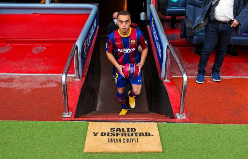 بالفيديو.. موقف محرج للاعب برشلونة الجديد