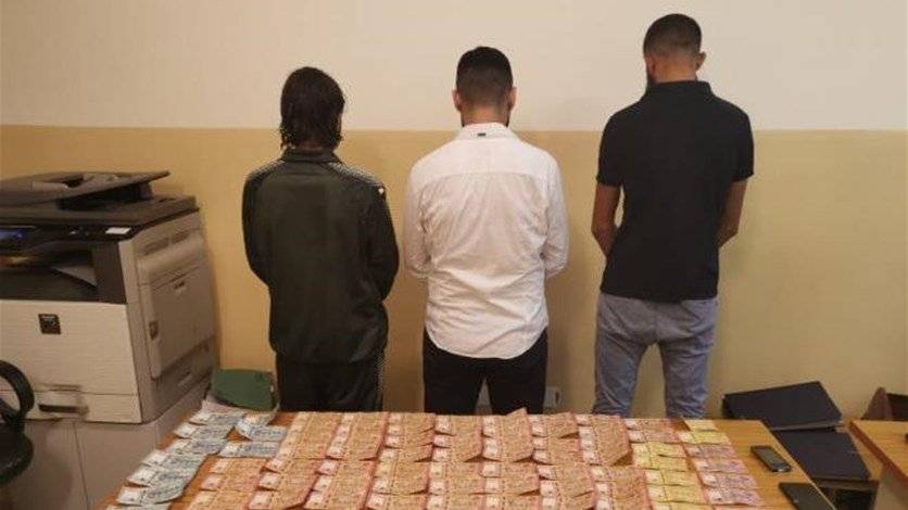 اعترضوا موظفاً وسلبوه بعد أن طعنوه بسكين!