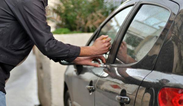 بعد ساعتين وبكمين محكم ..توقيف سارق سيارة