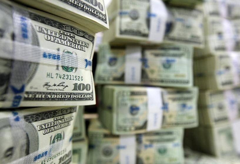 الدولار يرتفع مع تراجع حماس المستثمرين للقاح 