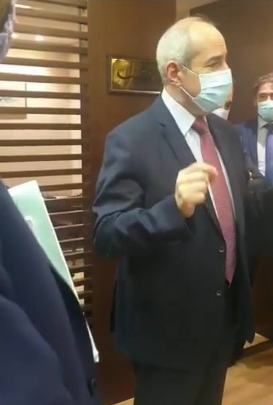 خلف امام محامين أمّوا دار النقابة: