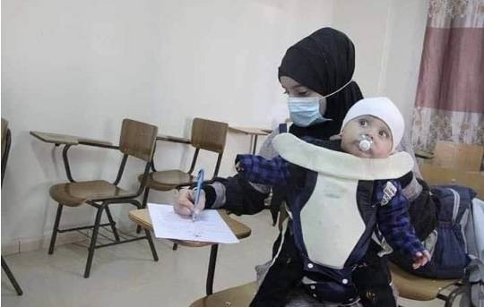 رضيعها في يسراها وقلمها في يمناها.. وامتازت