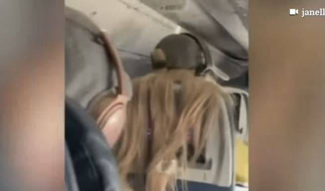 بالفيديو.. سيدة غاضبة تنتقم بطريقة غريبة بسبب حجب رؤيتها على متن الطائرة