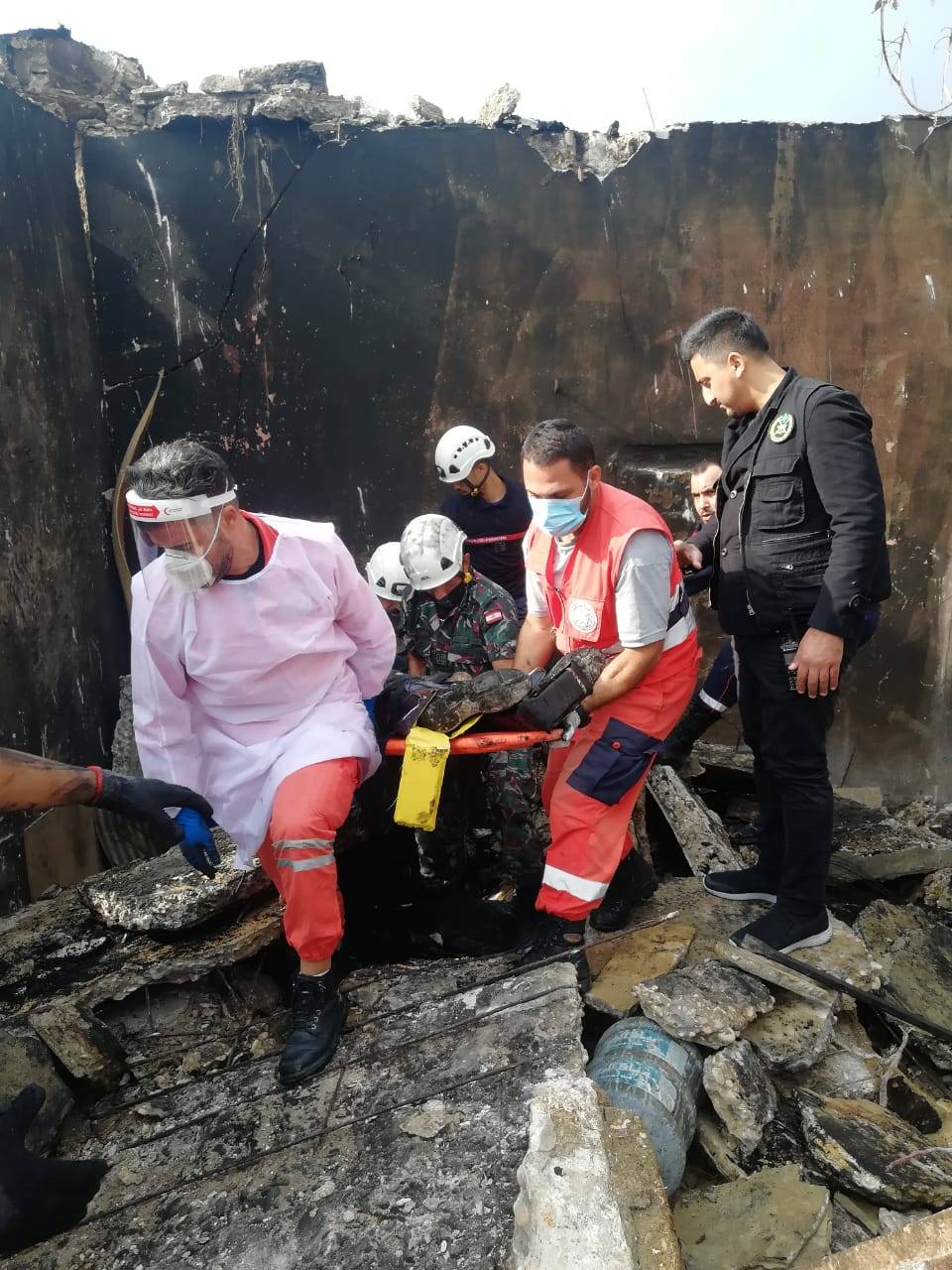 انتشال مواطن من تحت سقف منهار  في صيدا