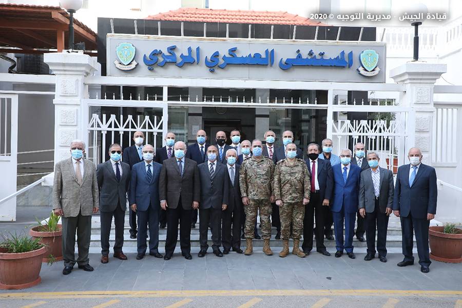 وفد من الضباط المتقاعدين يجول في المستشفى العسكري