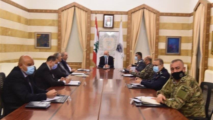 الإجراءات خلال الاعياد على طاولة 