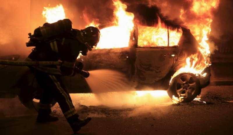 ألعاب نارية في فرنسا.. تقتل شخصا وتحرق نحو 60 سيارة