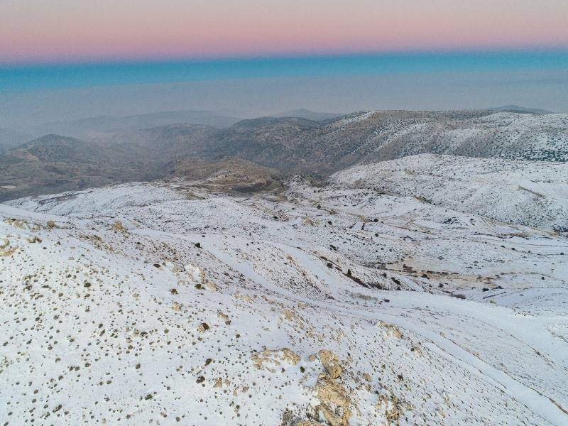 الثلوج تغطي قمم الجبال الشمالية