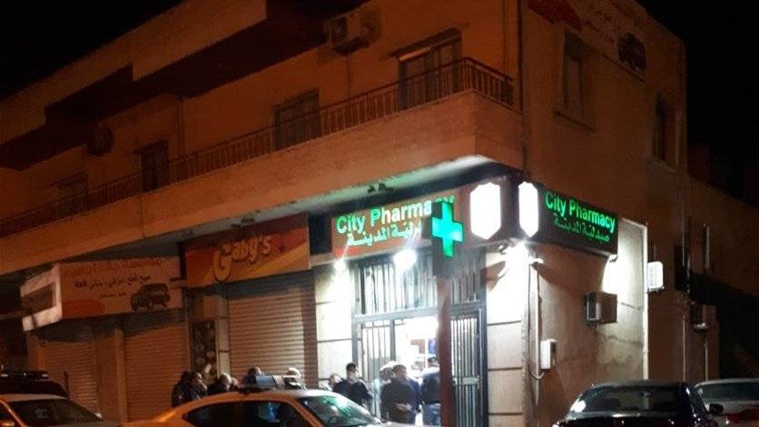 اعتداء على صيدلية.. سرقة وضرب بالسلاح!