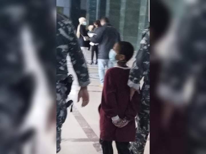 بعد تداول صورة لقاصر مكبّل اليدين.. هذا ما أوضحته قوى الامن