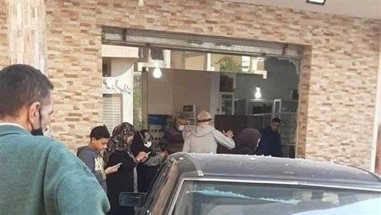بالصورة..فقد السيطرة على سيارته واجتاح صيدلية!