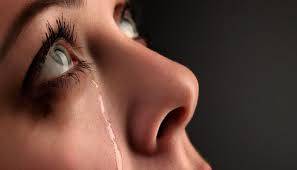 للدموع فوائد مذهلة.. وسر الضحك بعد البكاء؟