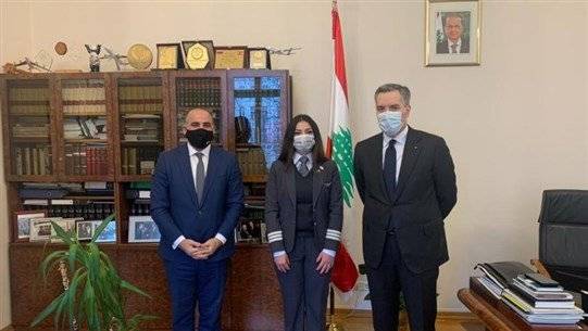 أديب يكرم أول لبنانية تقود الطائرة بين لبنان وألمانيا