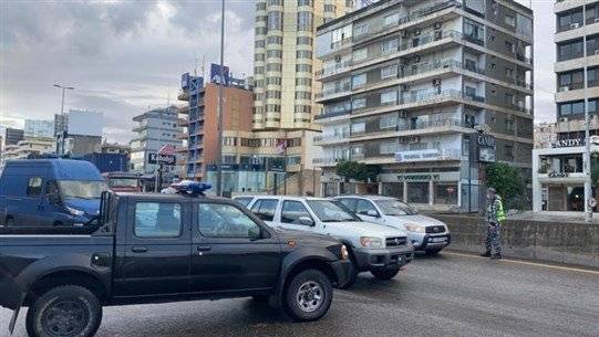 في اليوم الأول للإقفال... حاجز أمني وزحمة خانقة على أوتوستراد جلّ الديب