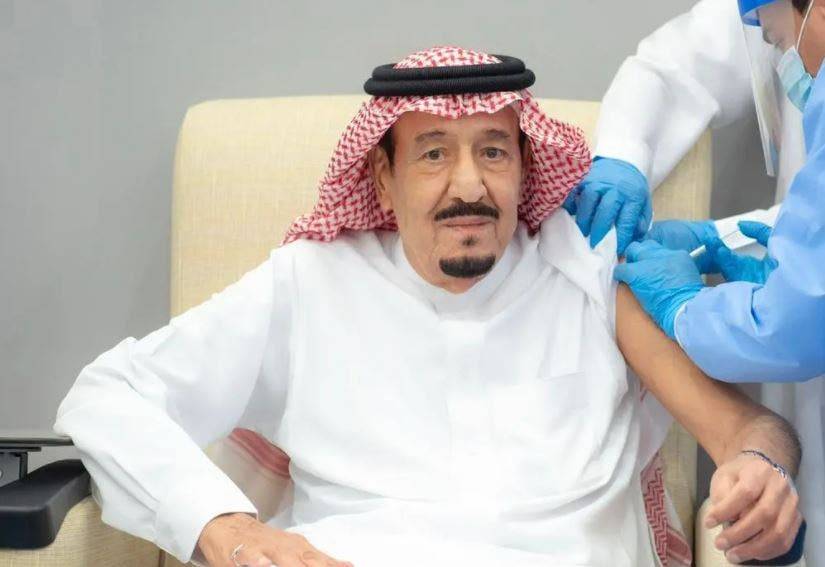 بالصور.. الملك سلمان يتلقّى لقاح كورونا