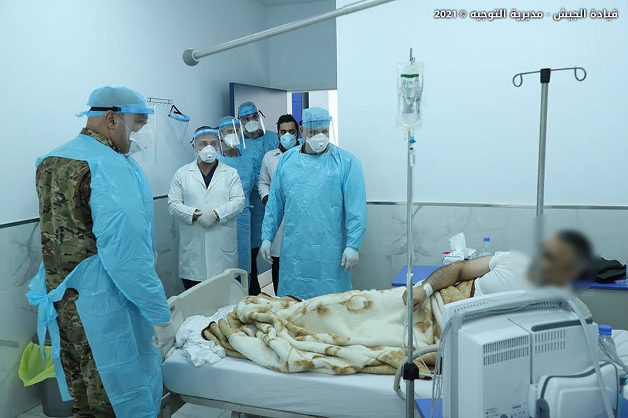 قائد الجيش يتفقد مصابي كورونا في المستشفى العسكري المركزي