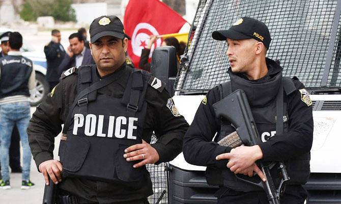 تونس.. الإحتجاجات تصل إلى محيط البرلمان