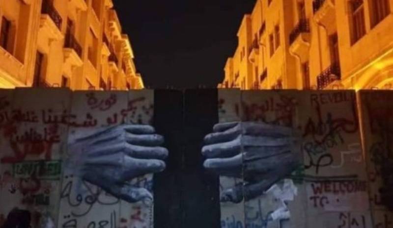 اضرام النيران بالجدار الاسمنتي في رياض الصلح