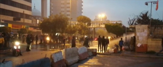 بالفيديو.. احتدام المواجهات بين المحتجين والقوى الأمنية امام سراي طرابلس