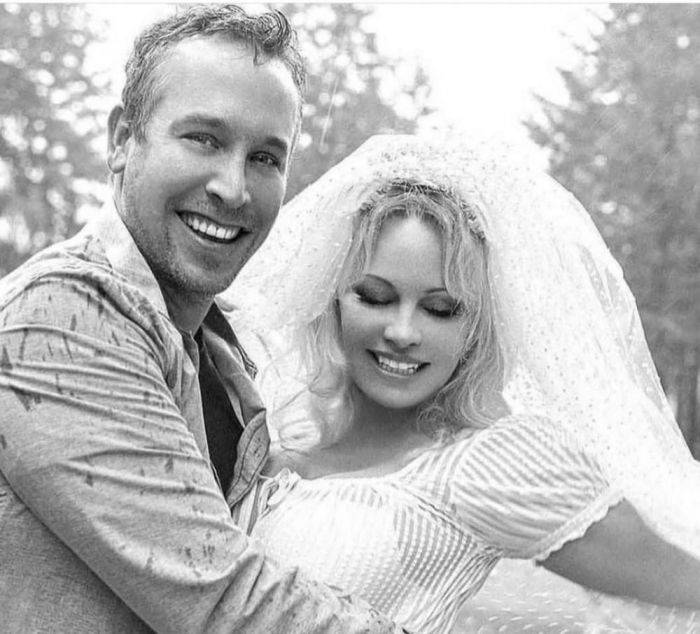 باميلا أندرسون تتزوج 