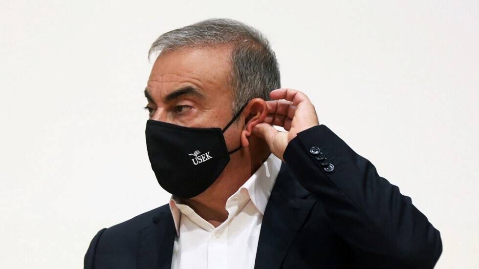 تسليم أب وابنه متهمين بمساعدة غصن على 