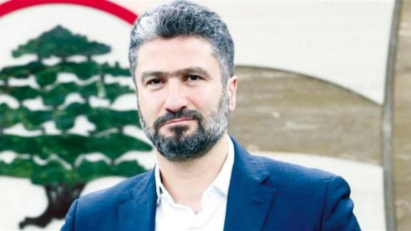 سيزار المعلوف يتبنّى عن 