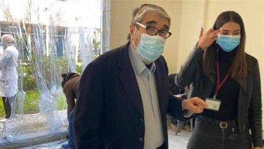 من هو أول من تلقّى لقاح 