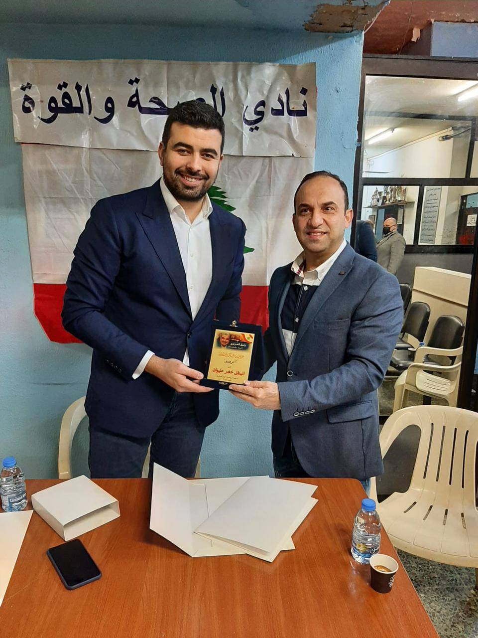 الحريري يمنح عليوان درع 