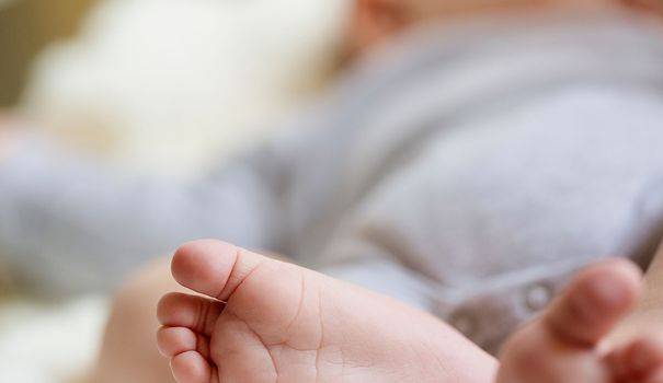 مقابل 50 ألف جنيه.. مصرية تعرض طفلتها للبيع ‏