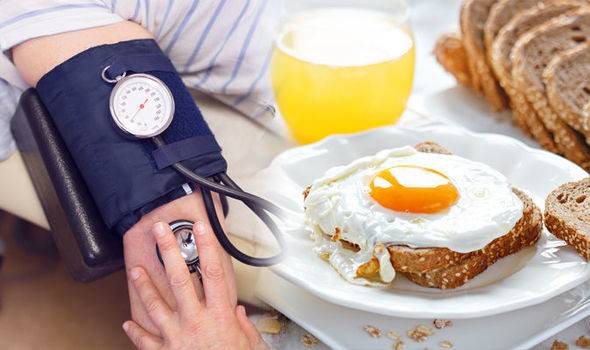 تعاني ضغط الدم.. 7 أطعمة تجنّبها فورا
