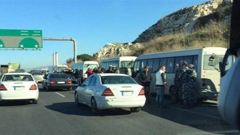 تجمع لاصحاب الباصات احتجاجاً على الوضع المعيشي