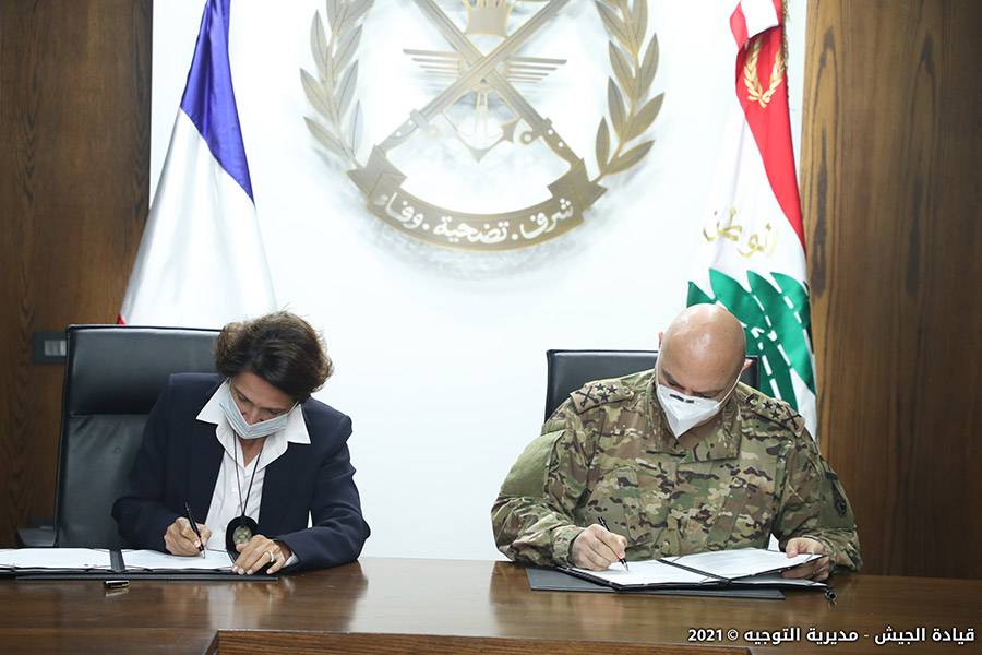 قائد الجيش والسفيرة الفرنسية يوقعان ثلاثة مشاريع تعاون