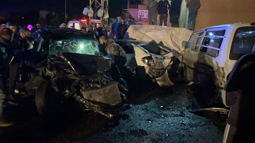 بالصور: خلاف عائلي يتسبب بحادث سير مروّع.. مقتل طفلة و6 جرحى