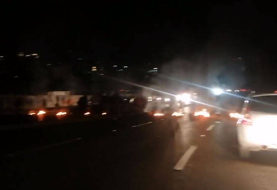 قطع جسر الرينغ احتجاجاً على التقنين والوضع المعيشي