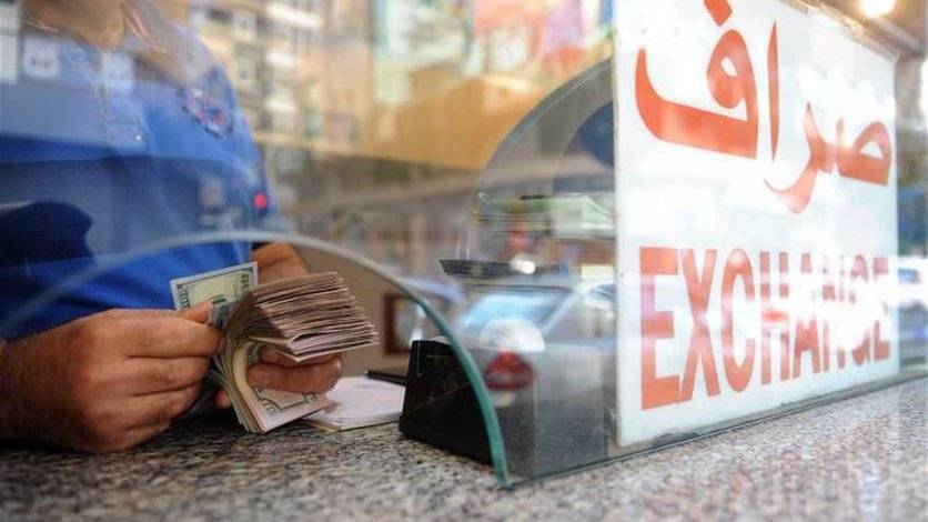 محتجون يقفلون محال الصيرفة في شتورا
