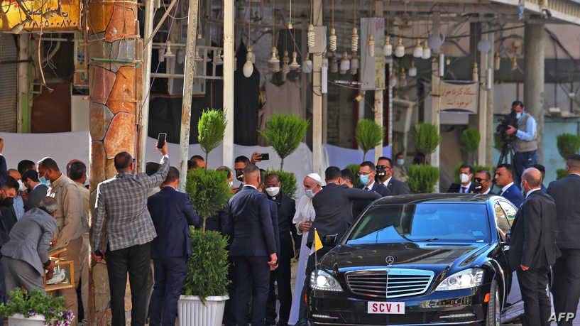 النجف..البابا والسيستاني تشابكا بالأيدي في 